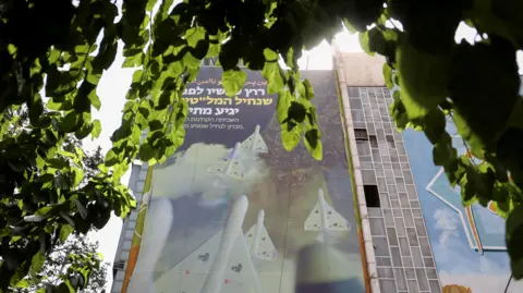 Billboard EPA menunjukkan drone Iran di Teheran, 'Tel Aviv tidak lagi aman'