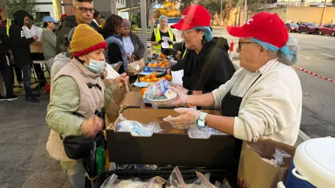 Setiap malam di Perth, relawan membagikan makanan dan pakaian kepada para tunawisma