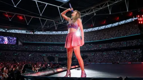 Getty Images Taylor Swift tampil di Stadion Wembley pada bulan Juni