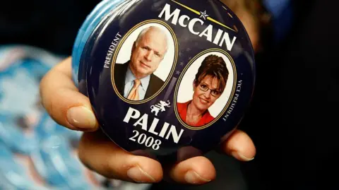 Lencana Getty Images menunjukkan McCain dan Palin