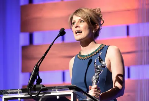 Carolyn McCall menerima penghargaan dalam gaun biru di Costume Designers Guild Awards Getty Images