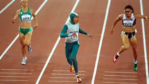 Getty Images Cathy Freeman melintasi garis finis perlombaan