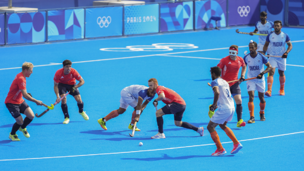 Manpreet Singh (7) dari India bersaing memperebutkan bola dengan Jack Waller (3) dari Inggris selama pertandingan perempat final hoki putra antara India dan Inggris Raya di Olimpiade Musim Panas 2024 di Stadion Yves-du-Manoir di Colombes, Prancis.