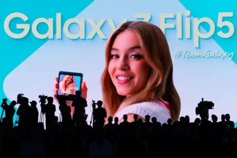 Aktris Sydney Sweeney berfoto di atas panggung saat acara Galaxy Unpacked Samsung Electronics Co di Seoul, Korea Selatan, pada Rabu, 26 Juli 2023, dalam foto Getty Images.