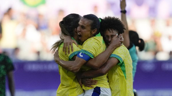 Marta dari Brasil, tengah, diberi ucapan selamat setelah mencetak gol pada pertandingan sepak bola Grup C putri antara Nigeria dan Brasil pada Olimpiade Musim Panas 2024 di Stadion Bordeaux.  (AP)