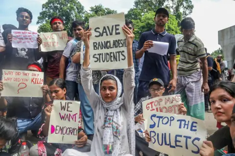 Pengunjuk rasa EPA memegang plakat selama 'Pawai Keadilan' di depan gedung Mahkamah Agung di Dhaka, Bangladesh pada 31 Juli 2024.  Mahasiswa menyerukan 'Pawai Keadilan' secara nasional pada tanggal 31 Juli melawan diskriminasi.  Sistem kuota kerja, menurut koordinator kelompok tersebut, menuntut penyelidikan PBB terhadap reformasi kuota, protes di pengadilan, kampus dan jalan-jalan untuk memprotes 'pembunuhan, penyerangan dan penghilangan paksa', dan kekerasan selama protes mahasiswa terhadap pemerintah.  Pengunjuk rasa anti-kuota menyerukan 'Pawai Keadilan' secara nasional di Dhaka, Bangladesh - 31 Juli 2020