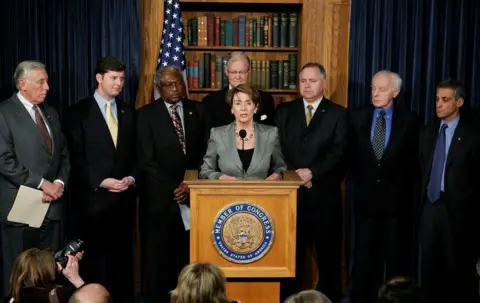 Tim Walz di samping Nancy Pelosi pada tahun 2007 Getty Images 