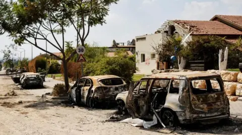 Setelah serangan tanggal 7 Oktober, Reuters melaporkan pembakaran mobil di Kibbutz Biri