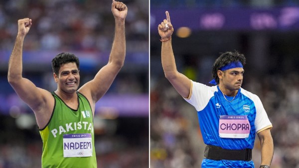     Arshad Nadeem dari Pakistan dan Neeraj Chopra dari India merayakan upaya kedua mereka di final lempar lembing putra di Olimpiade Musim Panas 2024 di Paris, Prancis.