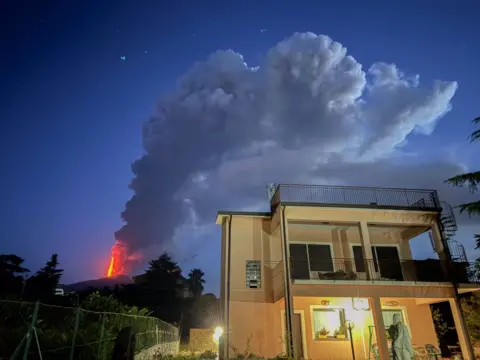 Giuseppe DiStefano /AFP Lava, uap, dan abu meletus dari kawah di Gunung Etna.