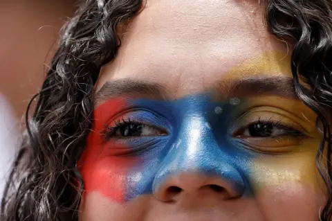 Leonardo Fernandez Viloria / Reuters Seorang demonstran dengan cat wajah terlihat memprotes hasil pemilu.