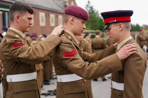     Ian Forsyth/Getty Images Prajurit junior bersiap untuk parade mereka