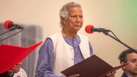 Peraih Hadiah Nobel Perdamaian EPA Muhammad Yunus dilantik sebagai kepala pemerintahan sementara di Bangladesh pada hari Kamis.