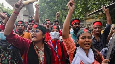 Getty Images Para pengunjuk rasa memblokir Lapangan Shahbagh selama protes di Dhaka, Bangladesh pada 4 Agustus 2024, menuntut keadilan bagi para korban kekerasan nasional yang baru-baru ini ditangkap dan dibunuh selama protes anti-kuota.