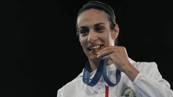 Peraih medali emas Imane Khelief dari Aljazair menerima medalinya pada pertandingan final tinju 66 kg putri di Olimpiade Musim Panas 2024.