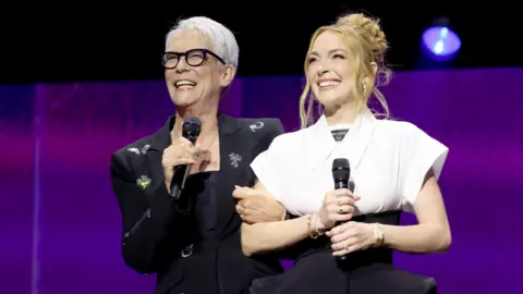 Jesse Grant / Getty Images untuk Disney (LR) Jamie Lee Curtis dan Lindsay Lohan muncul di Disney Entertainment Showcase di D23: The Ultimate Disney Fan Event pada 09 Agustus 2024 di Anaheim, California. 