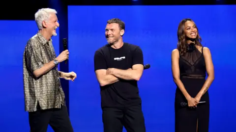 Jesse Grant / Getty Images Untuk Disney (Kiri-Kanan) James Cameron, Sam Worthington dan Zoe Saldana muncul di Disney Entertainment Showcase selama D23: The Ultimate Disney Fan Event pada 09 Agustus 2024 di Anaheim, California