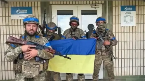 Tentara Ukraina yang tak terlihat di fasilitas gas Gazprom di kota Sudza, Rusia - BBC mengonfirmasi lokasi rekaman video