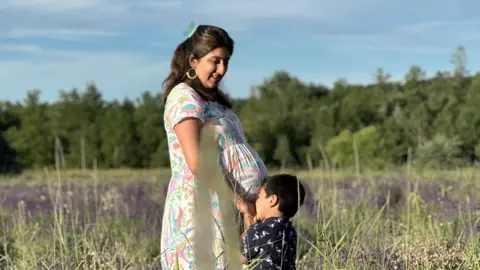 Leaflet Seorang wanita hamil dengan putranya yang masih kecil di ladang lavender