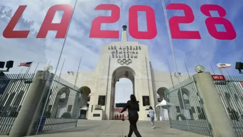 Getty Images Sebuah refleksi di jendela di pintu masuk Los Angeles Memorial Coliseum 