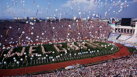 Getty Images Upacara pembukaan Olimpiade 1984 berlangsung di LA Memorial Coliseum