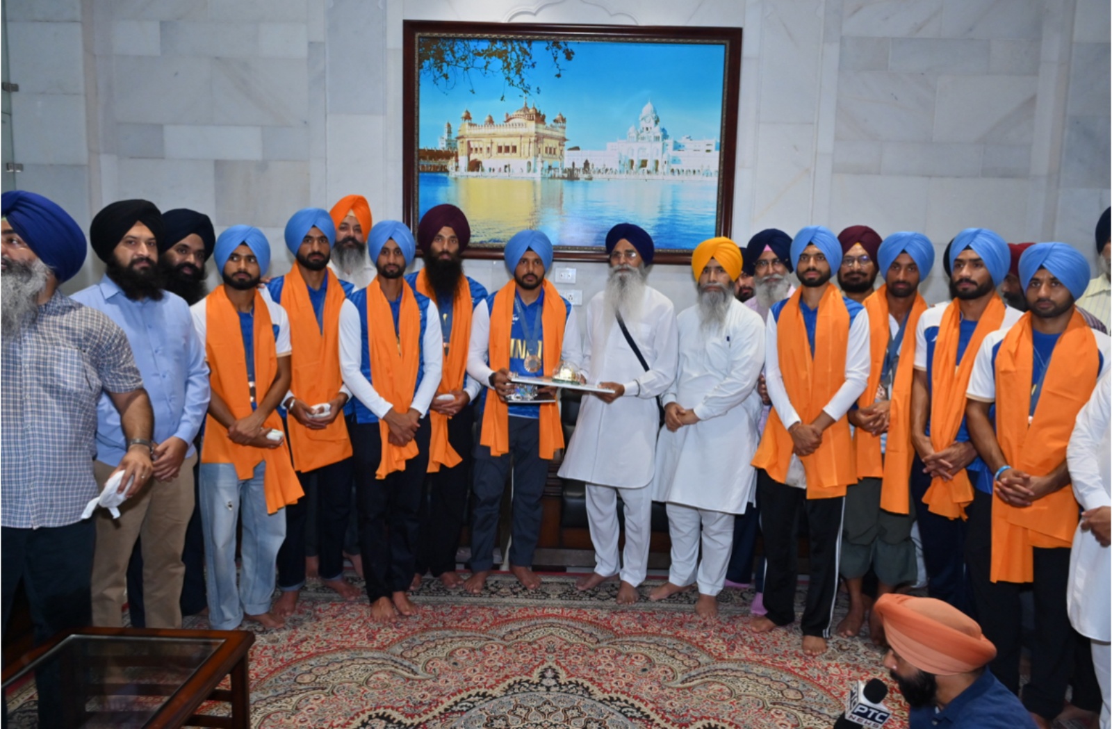 Presiden Komite Shiromani Gurdwara Parabandhak Harjinder Singh Dhami memberi selamat kepada para olahragawan di pusat informasi dengan mempersembahkan model emas Sri Harmandir Sahib. (Foto Ekspres)