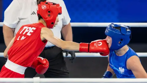 Getty Images Yu Ting Lin dari Chinese Taipei dan Julia Szeremeta (kanan) dari Polandia 