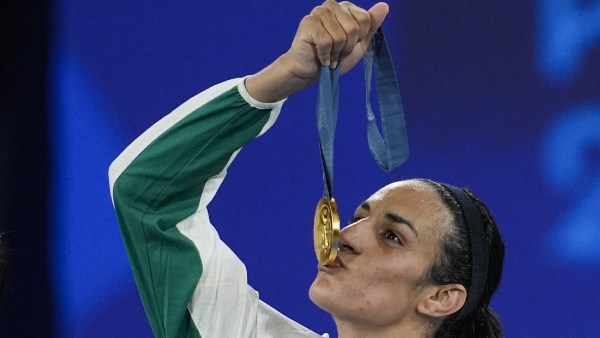 Peraih medali emas Imane Khelief dari Aljazair mencium medalinya pada pertandingan final tinju 66 kg putri di Olimpiade Musim Panas 2024.