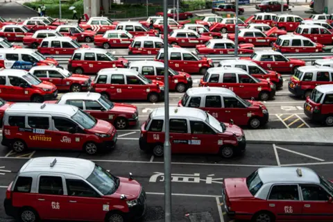 Antrian taksi di Bandara Internasional Hong Kong di Hong Kong, Cina, Minggu, 30 Juni 2024, Getty Images