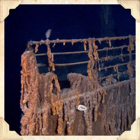 Foto bangkai kapal Titanic memperlihatkan haluan terkenal di bagian depan kapal di bawah laut (Foto RMS Titanic Inc)