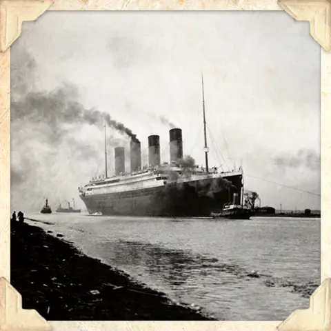 Foto hitam putih RMS Titanic meninggalkan Belfast untuk uji coba laut, 1912 (Getty Images)