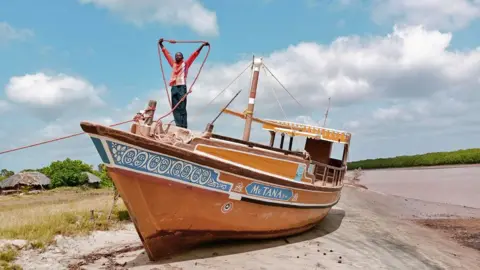 Sebuah perahu di Kipini, Kenya