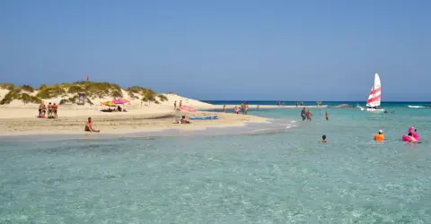 Getty Images Orang-orang berkumpul di Isla de Espalmador di Formentera, Spanyol pada 01 Agustus 2020.