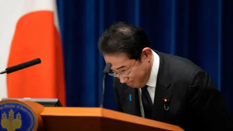 Getty Images Perdana Menteri Jepang Fumio Kishida membungkuk pada akhir konferensi pers di Kantor Perdana Menteri di Tokyo pada 13 Juni 2023. 