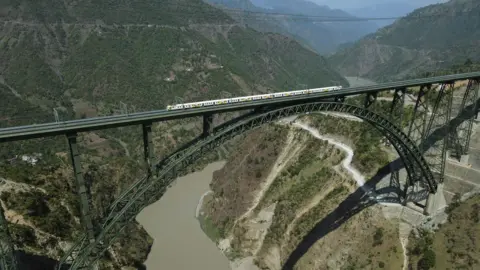 Pemandangan Jembatan Chenab dari puncak Afkans