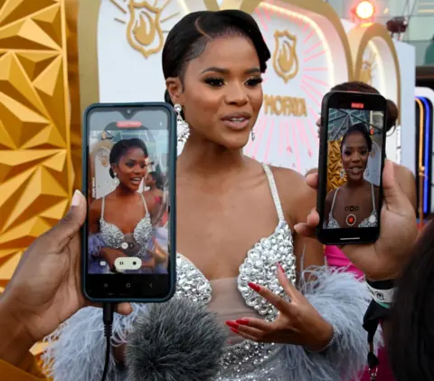 OUPA BOPAPRE / GETTY IMAGES Ndavi Nokeri saat Miss Afrika Selatan 2024 di Sunbet Arena di Time Square. 