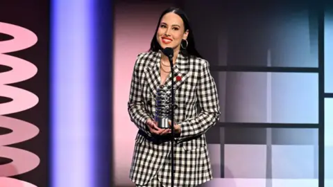 Getty Images Mina Harris berbicara di atas panggung pada Penghargaan Webby Tahunan ke-28 di Cipriani Wall Street pada 13 Mei di New York City