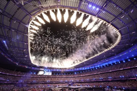 Kembang Api Christophe Petit-Tesson / EPA-EFE di stadion Stade de France di Paris, Prancis