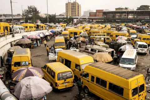 Getty Images Sopir bus menunggu pelanggan di Jembatan Obalende di Lagos, Nigeria