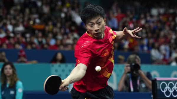 Ma Long dari Tiongkok, bersama rekan setimnya Wang Chuqin, melawan Anton Kallberg dan Christian Carlsson dari Swedia dalam pertandingan tenis meja beregu medali emas putra di Olimpiade Paris (AP) 2024.