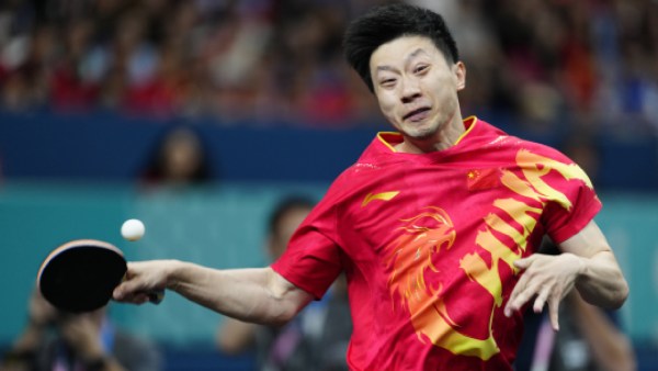 Ma Long dari Tiongkok dan rekan setimnya Wang Chuqin melawan Anton Kalberg dan Christian Carlsson dari Swedia dalam pertandingan tenis meja beregu medali emas putra di Olimpiade Paris 2024. (AP)