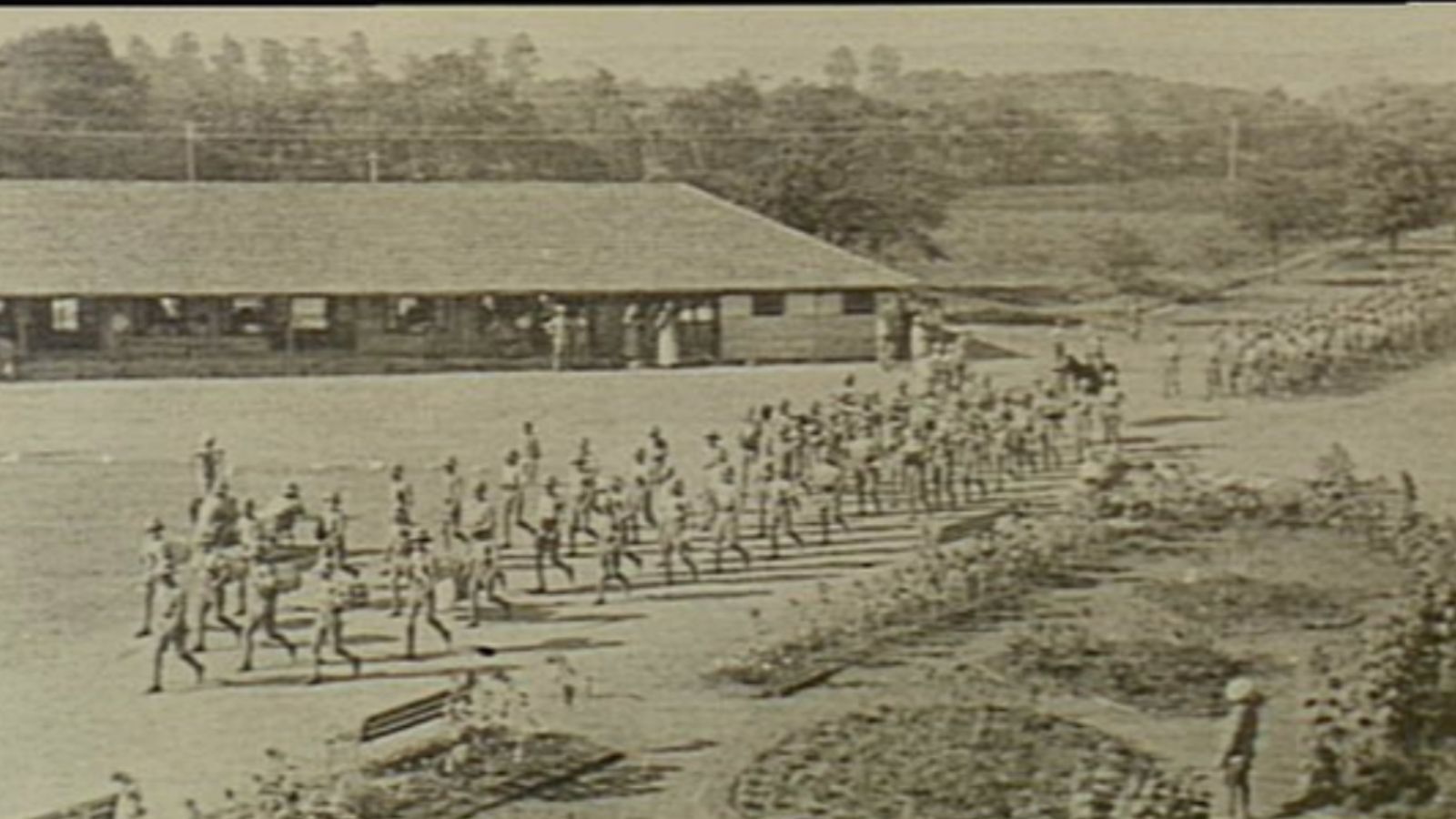 Foto bersama perawat Australia di depan gedung utama Fakultas Pertanian