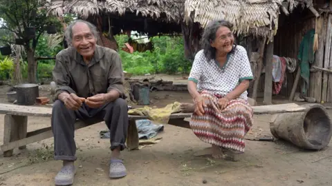 Hilda dan Pablo sedang duduk di bangku di luar rumah mereka