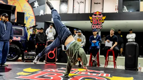 Red Bull Australia/Ken Leanfor A B-girl bersaing untuk lolos ke Final Dunia Red Bull BC One