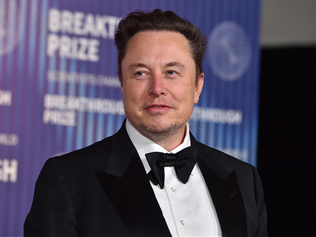 Elon Musk tiba pada Upacara Penghargaan Terobosan Tahunan ke-10 di Academy Museum of Motion Pictures pada Sabtu, 13 April 2024 di Los Angeles. (Foto oleh Jordan Strauss/Invision/AP)