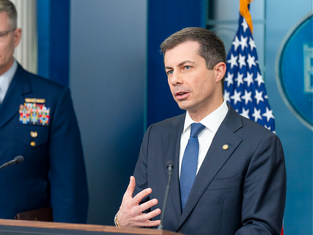 WALTZ - Menteri Perhubungan Pete Buttigieg berbicara dengan Wakil Komandan Operasi Penjaga Pantai Letjen Peter Gauthier dan Sekretaris Pers Karine Jean-Pierre dalam pengarahan hariannya di Ruang Konferensi Pers James S. Brady, Rabu, 27 Maret 2024. sisi pembicaraan secara berdampingan. Gedung Putih. (Foto resmi Gedung Putih: Oliver Contreras)