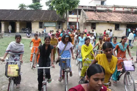 Getty Images Para gadis datang ke Sekolah Menengah Desari di distrik Vaishali, Bihar dengan sepeda yang disediakan berdasarkan skema sepeda dari pemerintah negara bagian. .