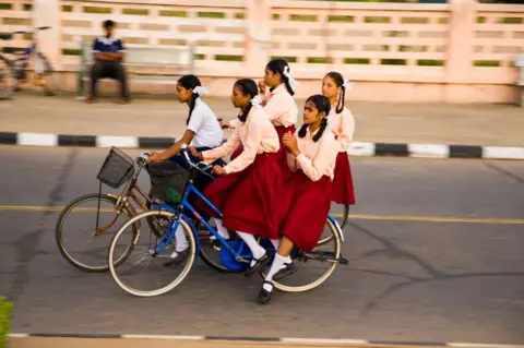 Getty Images Siswi mengendarai sepeda. Puducherry, Tamil Nadu, India.