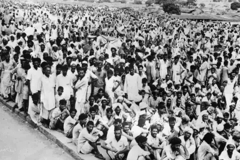 Getty Images 1947: Pengungsi yang melarikan diri dari kerusuhan Punjab berkumpul di Delhi (Foto oleh Keystone/Getty Images)