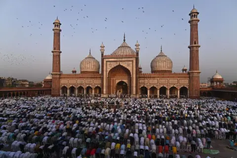 Getty Images Umat Muslim melaksanakan salat Idul Adha di Masjid Jama di kawasan tua New Delhi, India pada 17 Juni 2024. (Foto oleh Kabir Jhangiani/NoorPhoto melalui Getty Images)